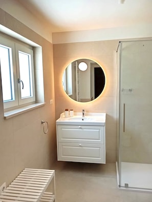 Dusche, Haartrockner, Bidet, Handtücher