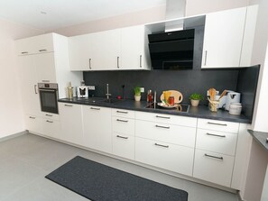 Fridge, microwave, oven, stovetop - Apartment '2' with Private Terrace, Shared Garden and Wi-Fi (Gammertingen)