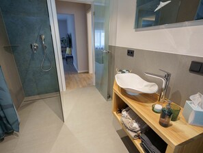 Shower, hair dryer, towels - Apartment '2' with Private Terrace, Shared Garden and Wi-Fi (Gammertingen)