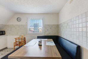 Dining - Apartment 'Honacker' with Private Terrace, Shared Garden and Wi-Fi (Steißlingen)