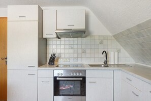 Kjøleskap, mikrobølgeovn, ovn og kokeplater