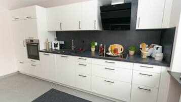 Réfrigérateur, four à micro-ondes, un four, surface de cuisson