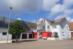 Exterior - Apartment '1' with Private Terrace, Shared Garden and Wi-Fi (Gammertingen)