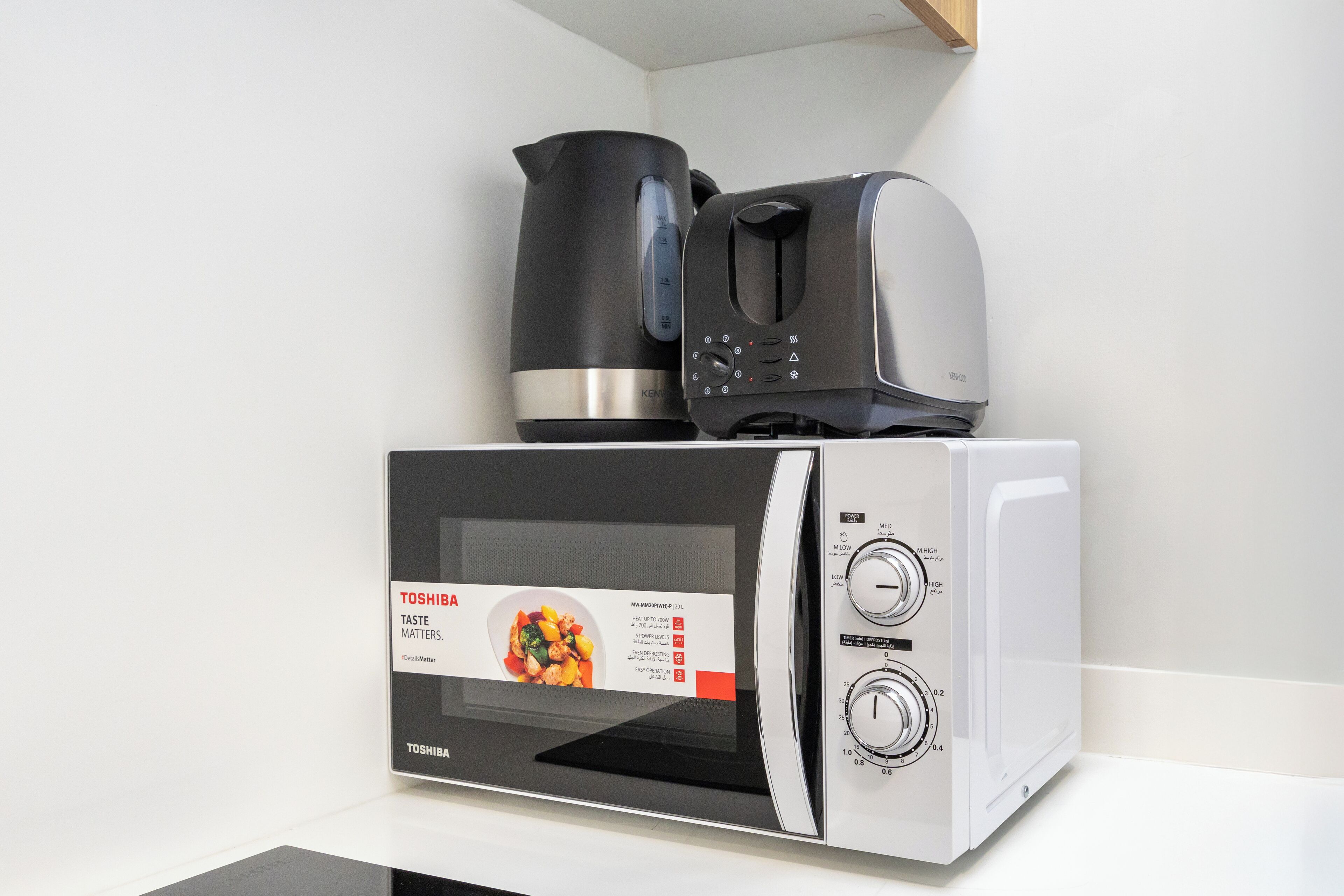 Une cuisine équipée d’un four à micro-ondes, d’un grille-pain et d’une bouilloire.