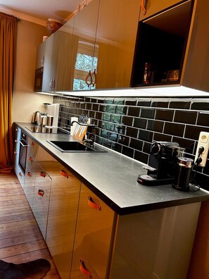 Fridge, microwave, oven, stovetop - Apartment '3' with Shared Terrace, Shared Garden and Wi-Fi (Kiel)