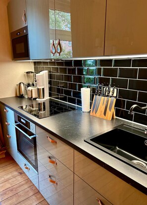 Fridge, microwave, oven, stovetop - Apartment '3' with Shared Terrace, Shared Garden and Wi-Fi (Kiel)