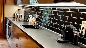 Geladeira, micro-ondas, fogão, cooktop