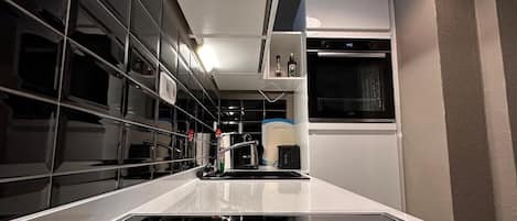 Kühlschrank, Mikrowelle, Ofen, Herdplatte