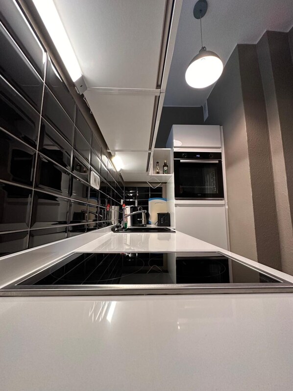 Kühlschrank, Mikrowelle, Ofen, Herdplatte