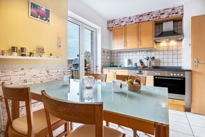 Køleskab, mikrobølgeovn, ovn, kogeplade