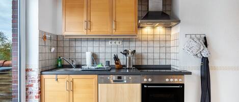 KĂŒhlschrank, Mikrowelle, Ofen, Herdplatte