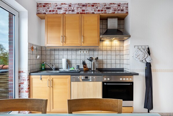 Køleskab, mikrobølgeovn, ovn, kogeplade