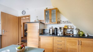 Kaffetrakter/tekoker, kjøleskap, mikrobølgeovn og ovn