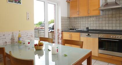Apartment 'Apfelkorb' with Private Terrace and Wi-Fi