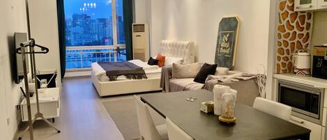 Lägenhet Comfort | Skrivbord, arbetsyta för laptop, mörkläggningsgardiner och ljudisolering