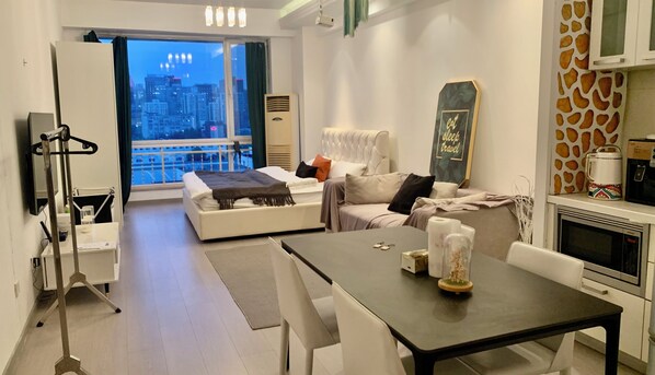 Comfort-huoneisto | Työpöytä, kannettavalle tietokoneelle sopiva työtila, pimennysverhot