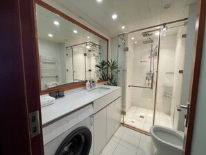 Suite clásica | Baño | Ducha y cabezal de ducha tipo lluvia