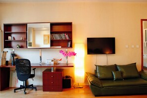 Escritorio, espacio para trabajar con laptop y cortinas blackout 