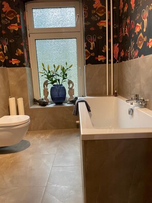 Een douche, een haardroger, handdoeken