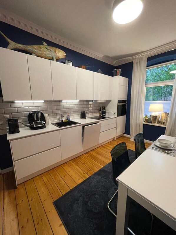 Kühlschrank, Mikrowelle, Ofen, Herdplatte