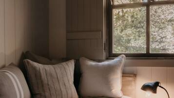 Iron/ironing board, bed sheets