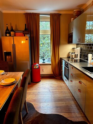 Fridge, oven, stovetop, coffee/tea maker