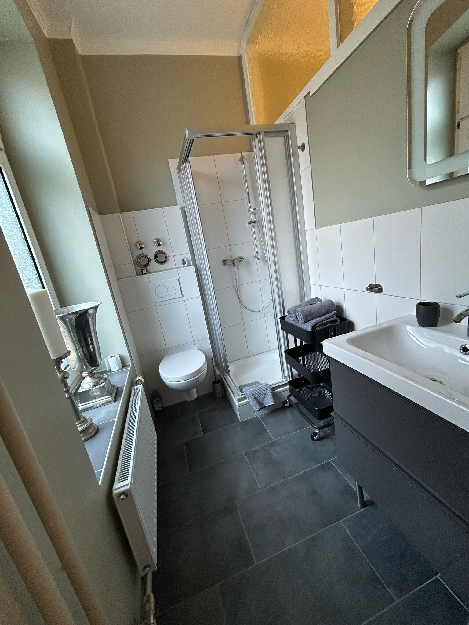 Un baño con ducha, inodoro y lavabo.