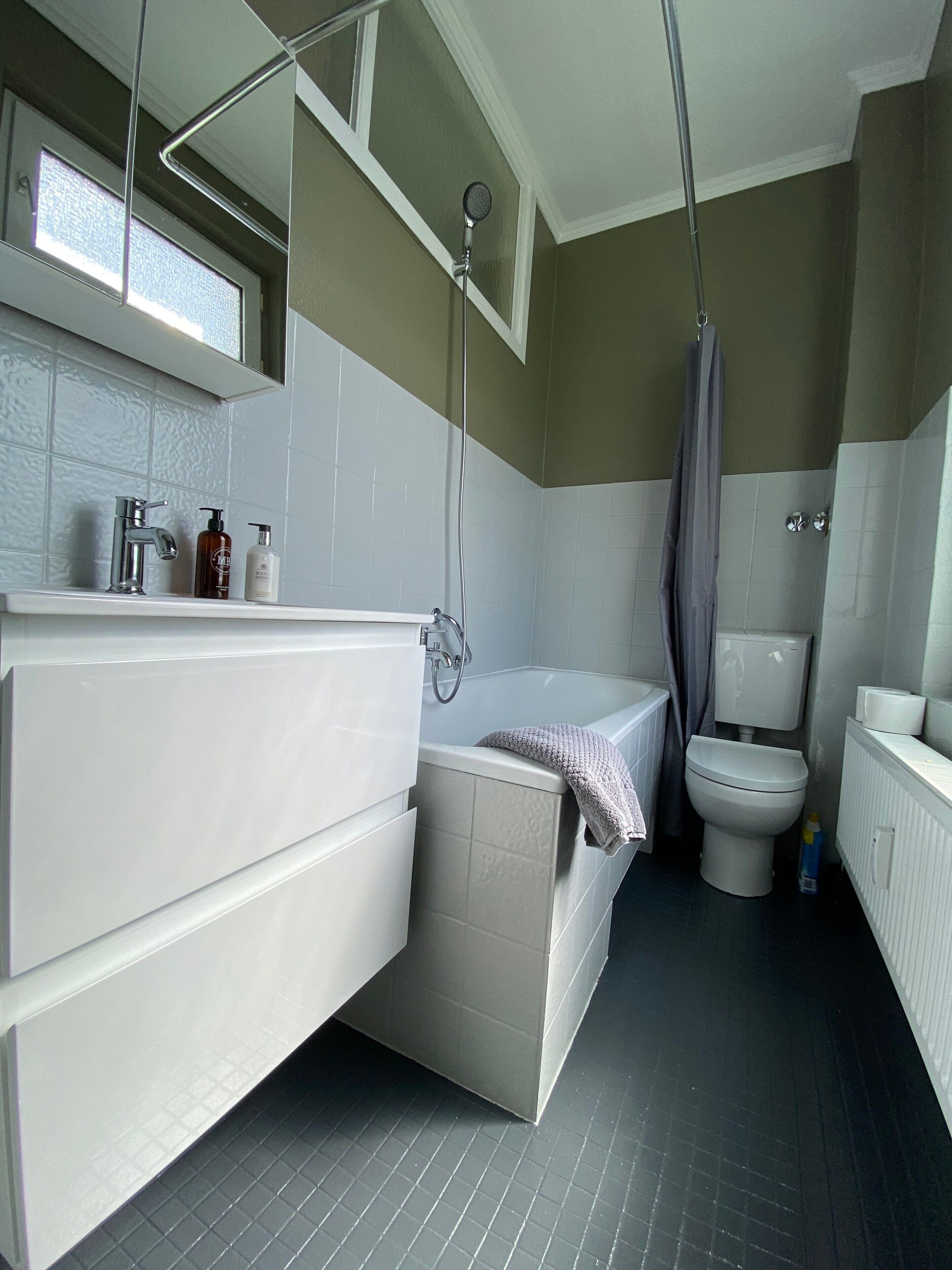 Un bagno con vasca, water e doccia.