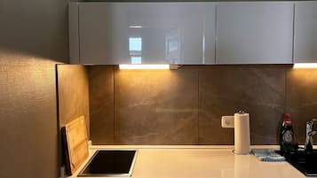 Refrigerador, horno, parrilla de estufa y cafetera y tetera