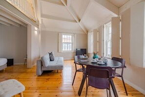Classic Apartment, 2 Bedrooms | Dining