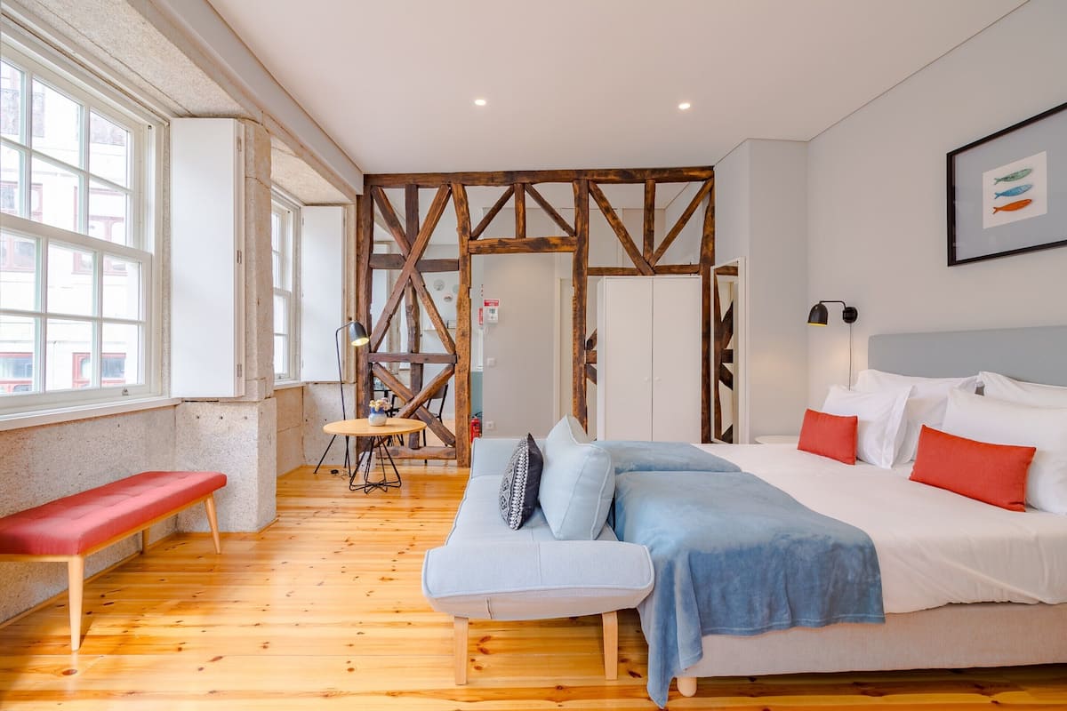 Deluxe Apartment, 1 Bedroom | 5 bedrooms, iron/ironing board