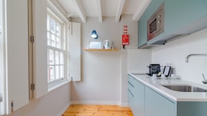 Private kitchen | Coffee/tea maker, fridge, microwave, electric kettle - City-center Apartment With Modern Comforts (Porto)