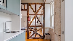 Private kitchen | Coffee/tea maker, fridge, microwave, electric kettle - City-center Apartment With Modern Comforts (Porto)