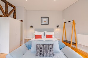 Deluxe Apartment, 1 Bedroom | 5 bedrooms, iron/ironing board