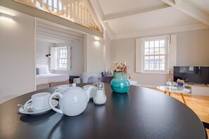 Classic Apartment, 2 Bedrooms | Interior detail