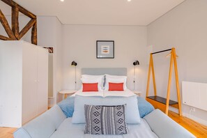 5 bedrooms, iron/ironing board - City-center Apartment With Modern Comforts (Porto)