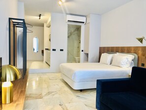 Premium Apartment, 1 Bedroom | 8 bedrooms, iron/ironing board - Bright and Spacious Apartment in Porto (Porto)