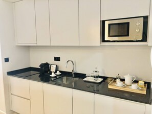Private kitchen | Fridge, microwave, coffee/tea maker, electric kettle