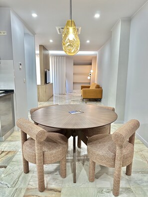 Classic Apartment, 1 Bedroom | Dining