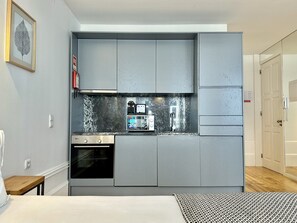 Comfort-lejlighed - 1 soveværelse | Privat køkken | Køleskab, mikrobølgeovn, ovn, kaffe-/temaskine