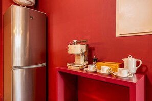 Classic Apartment, 5 Bedrooms | Private kitchen | Fridge, microwave, oven, coffee/tea maker - Spacious 4-bedroom Apartment in Porto (Porto)