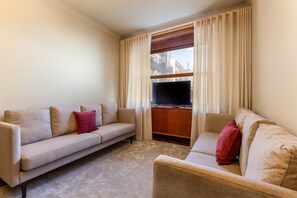 Classic Apartment, 5 Bedrooms | Living room