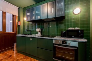 Apartemen Comfort, 5 kamar tidur | Dapur pribadi | Lemari es, microwave, oven, dan mesin pembuat kopi/teh