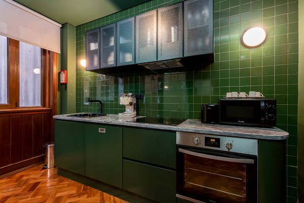 Comfort Apartment, 5 Bedrooms | Private kitchen | Fridge, microwave, oven, coffee/tea maker