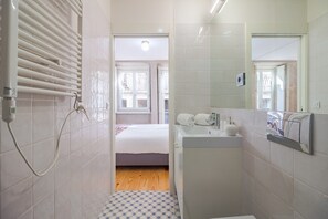 Salle de bain | Douche, sèche-cheveux