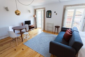 Living room - Stylish Porto Studio With City Views (Porto)