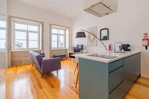 Living room - Stylish Porto Studio With City Views (Porto)