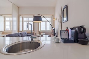 Private kitchen | Microwave, oven, coffee/tea maker, electric kettle - Stylish Porto Studio With City Views (Porto)
