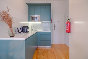 Apartamento superior, 1 habitación | Cocina privada | Microondas, horno, cafetera o tetera y hervidor eléctrico