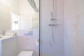 Bathroom | Shower, hair dryer - Stylish Porto Studio With City Views (Porto)